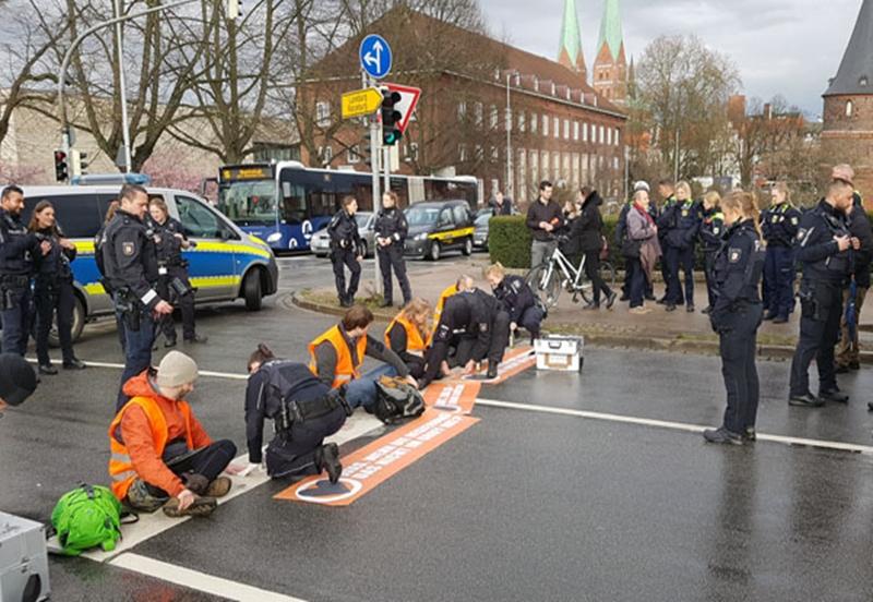 Vier Personen klebten auf dem Holstentorplatz